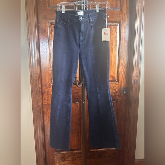 MOTHER NWT LIL’ MOTHER WEEKENDER FRAY SZ 28 Chip on my shoulder flare style - Picture 3 of 13